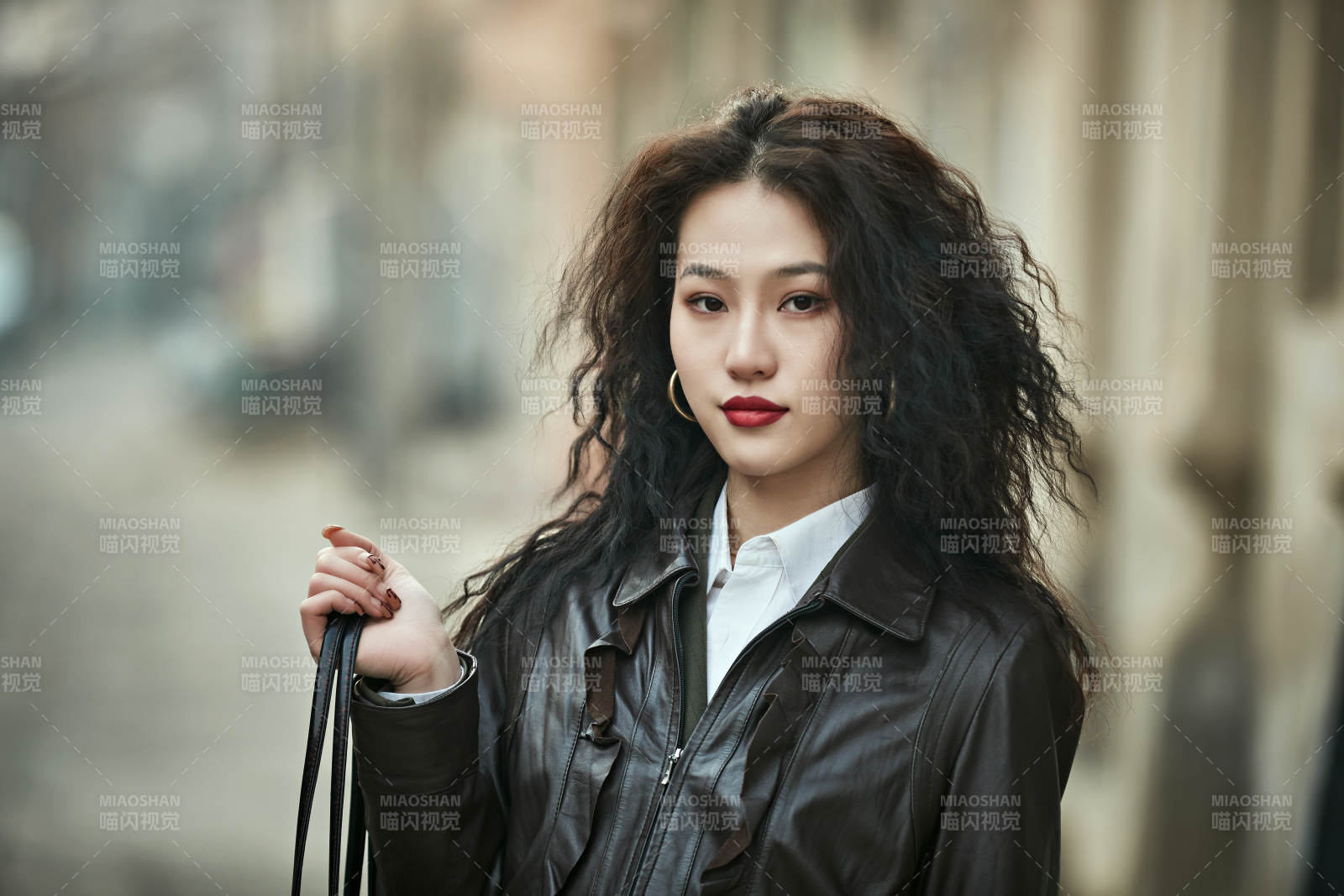 老旧城区里穿着复古港风的美丽清纯少女图片