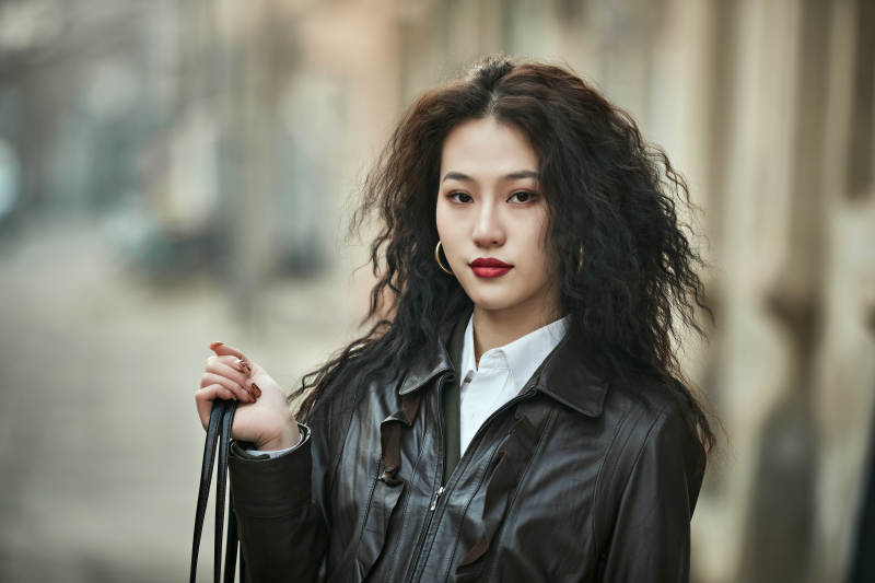 老旧城区里穿着复古港风的美丽清纯少女图片