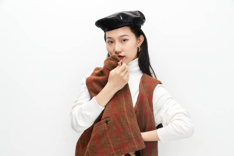 身穿复古服装的亚洲少女人像图片