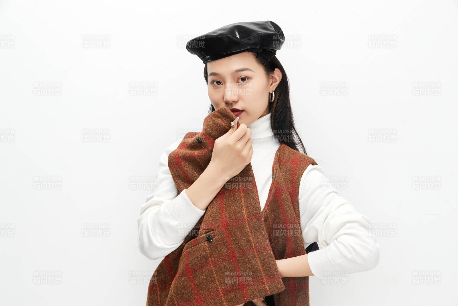 身穿复古服装的亚洲少女人像图片