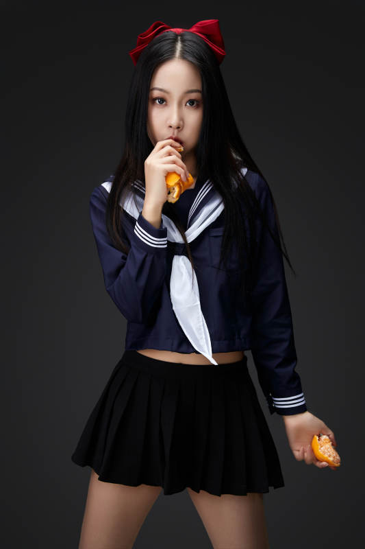 吃水果的亚洲东方长发少女图片