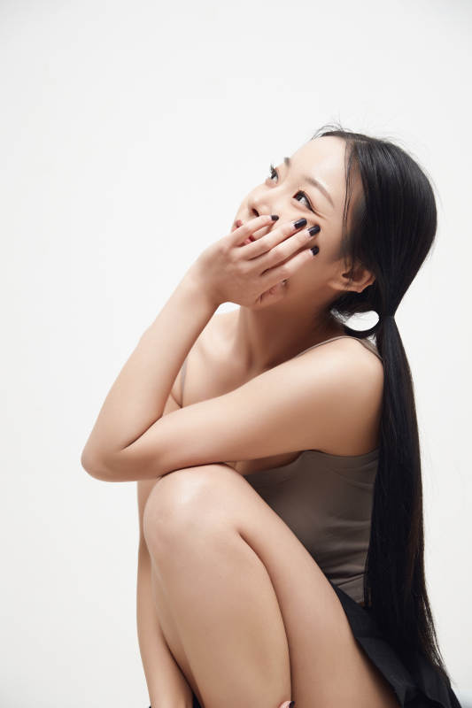 白色背景下的美丽可爱大学生图片