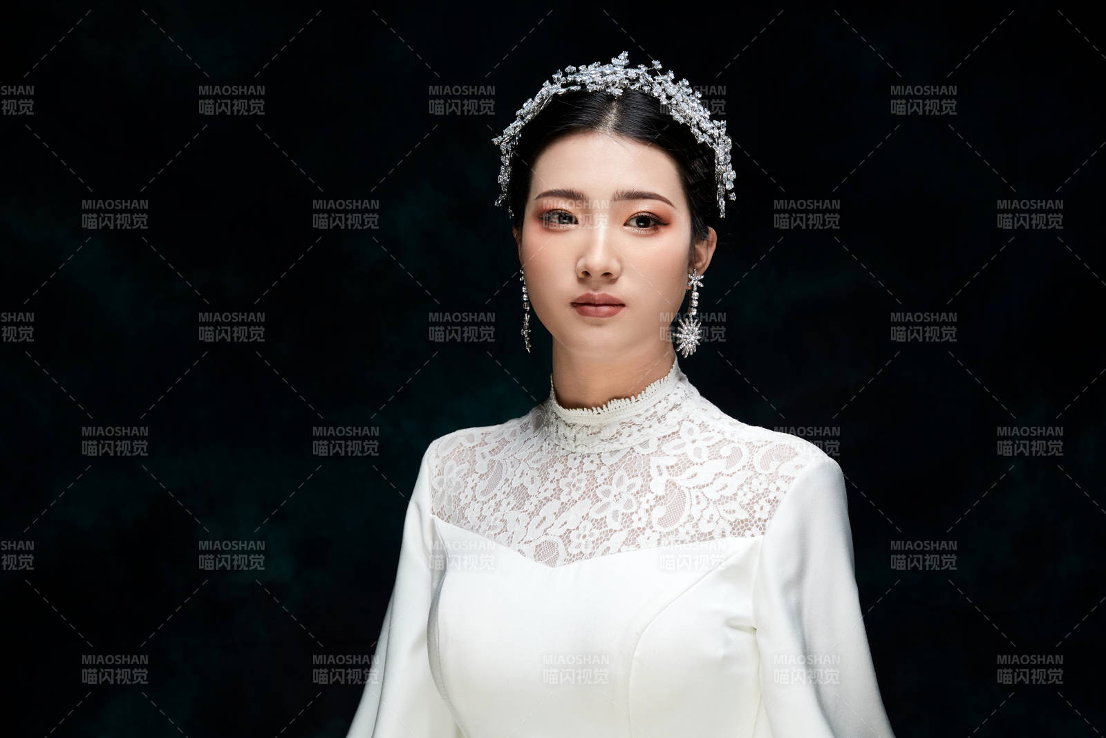 黑色背景下的女性复古婚纱妆面图片