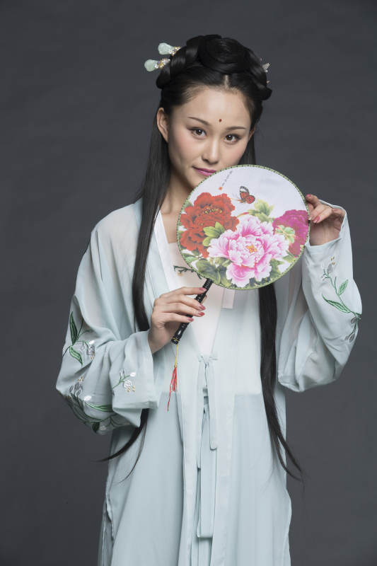 身穿古装的汉服女性人像汉服影棚拍摄图片