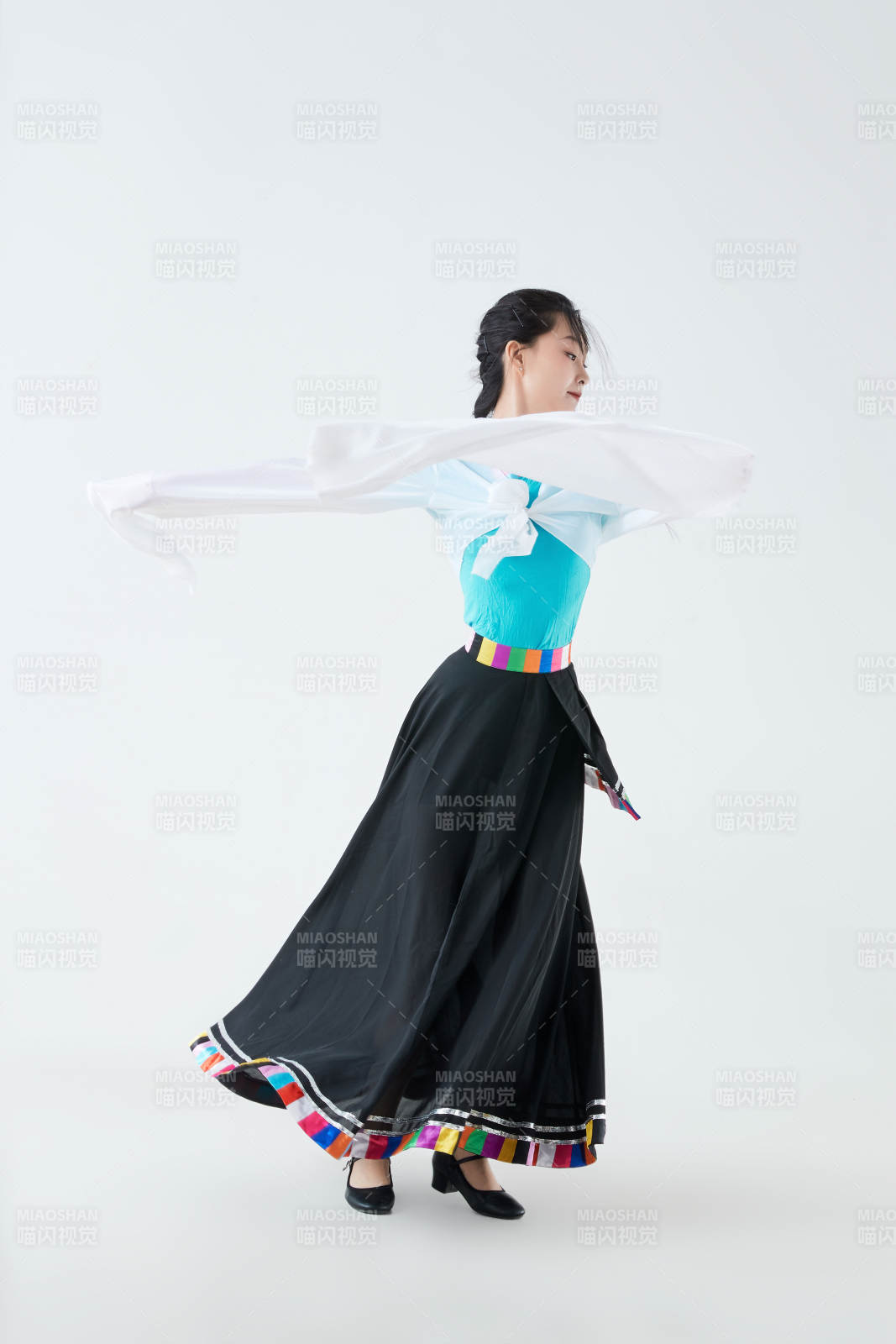 穿着藏族服饰跳着藏族舞蹈的少女图片