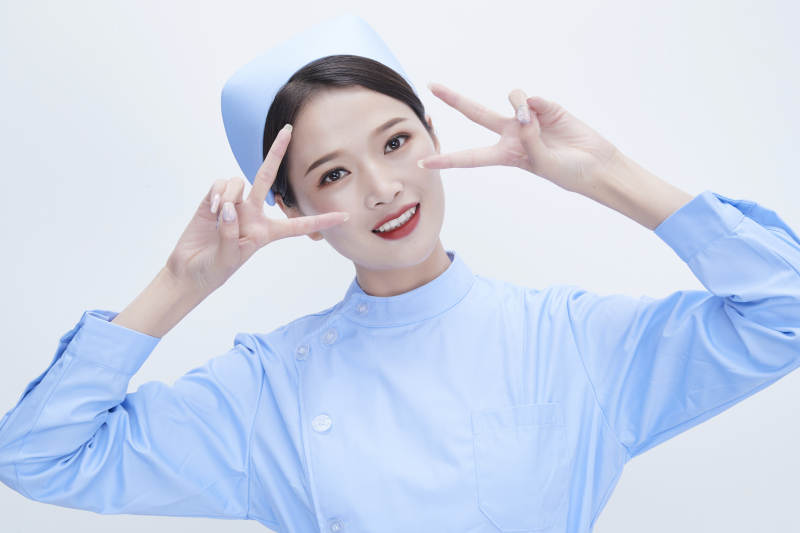 身穿蓝色护士服展示各种表情的漂亮女护士图片