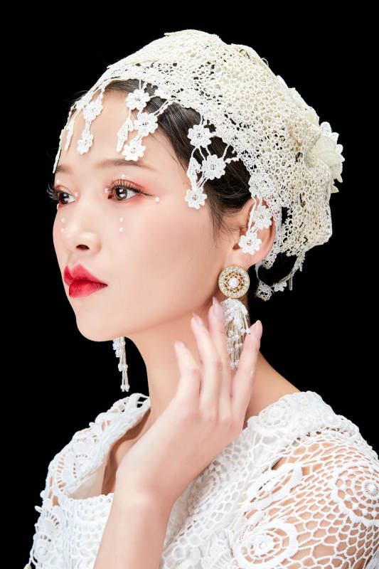 黑色背景下的美妆新娘彩妆人像图片