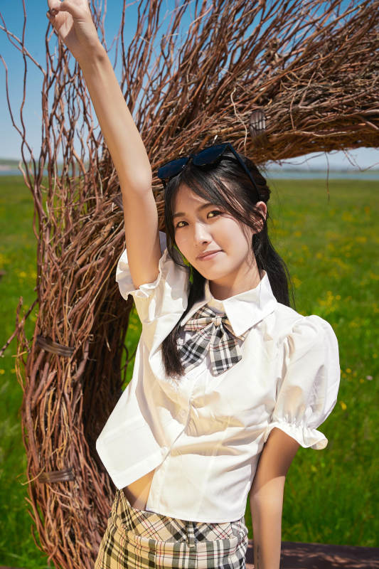 盛夏在草原湿地公园游玩的姑娘图片