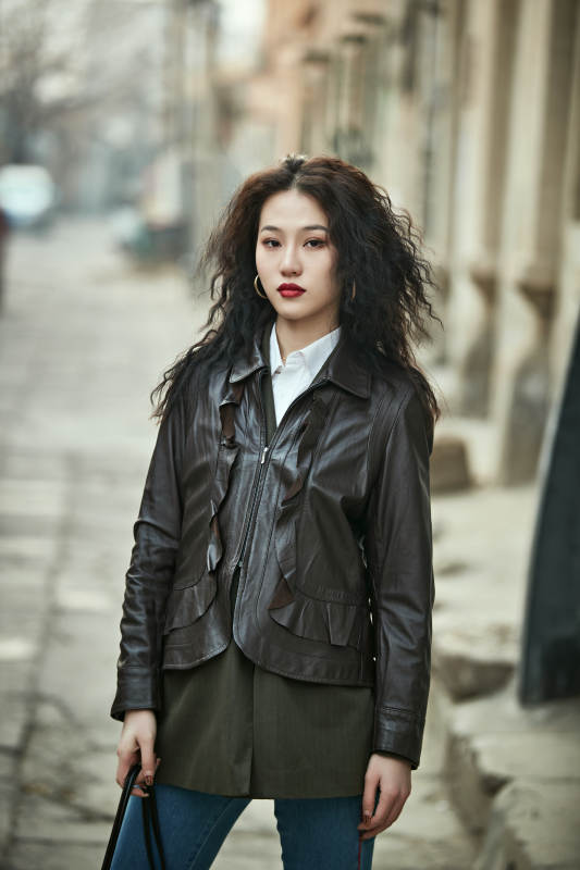 老旧城区里穿着复古港风的美丽清纯少女图片