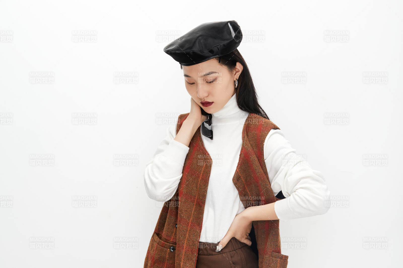 身穿复古服装的亚洲少女人像图片