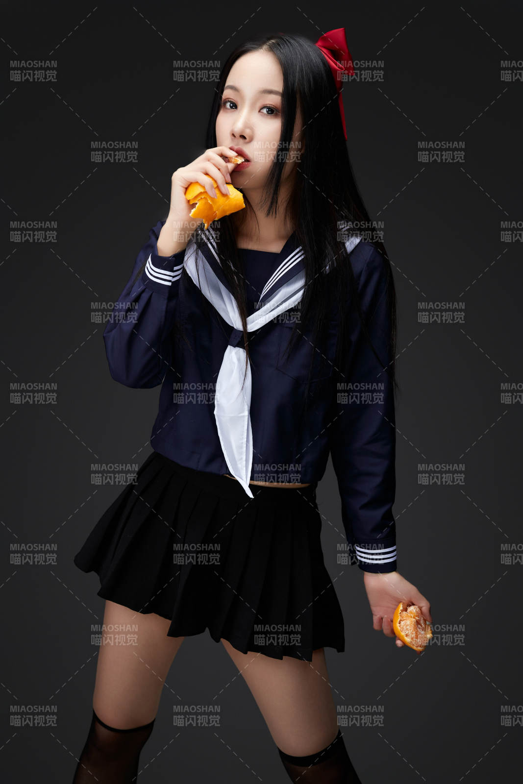 吃水果的亚洲东方长发少女图片