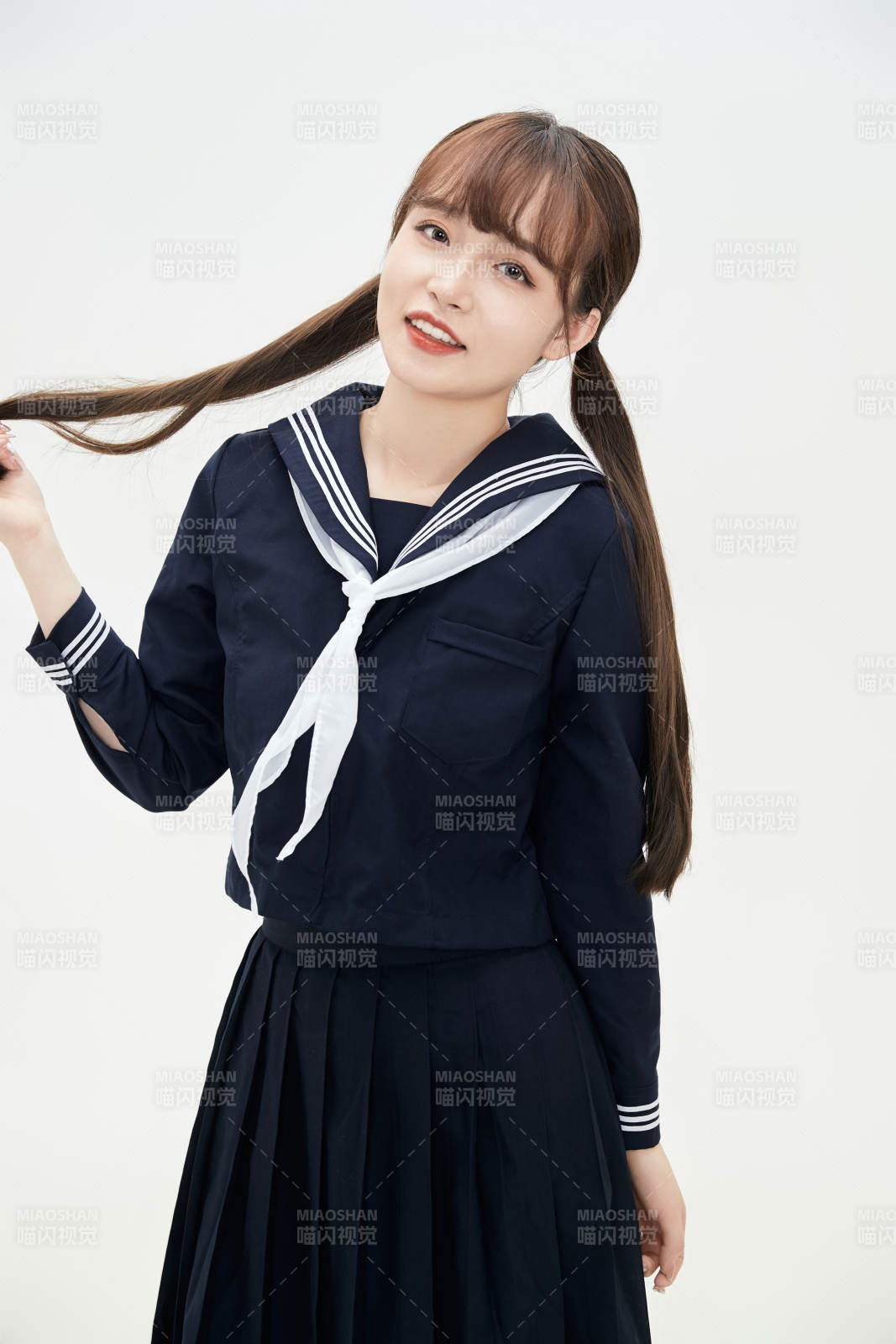 身穿日系高中制服的美丽少女图片