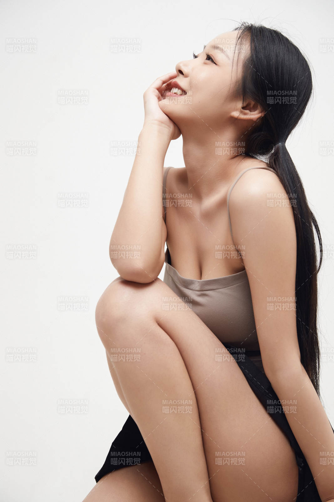 白色背景下的美丽可爱大学生图片