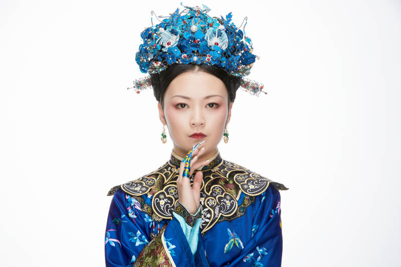 白色背景下的清代女性古装造型清朝古装图片