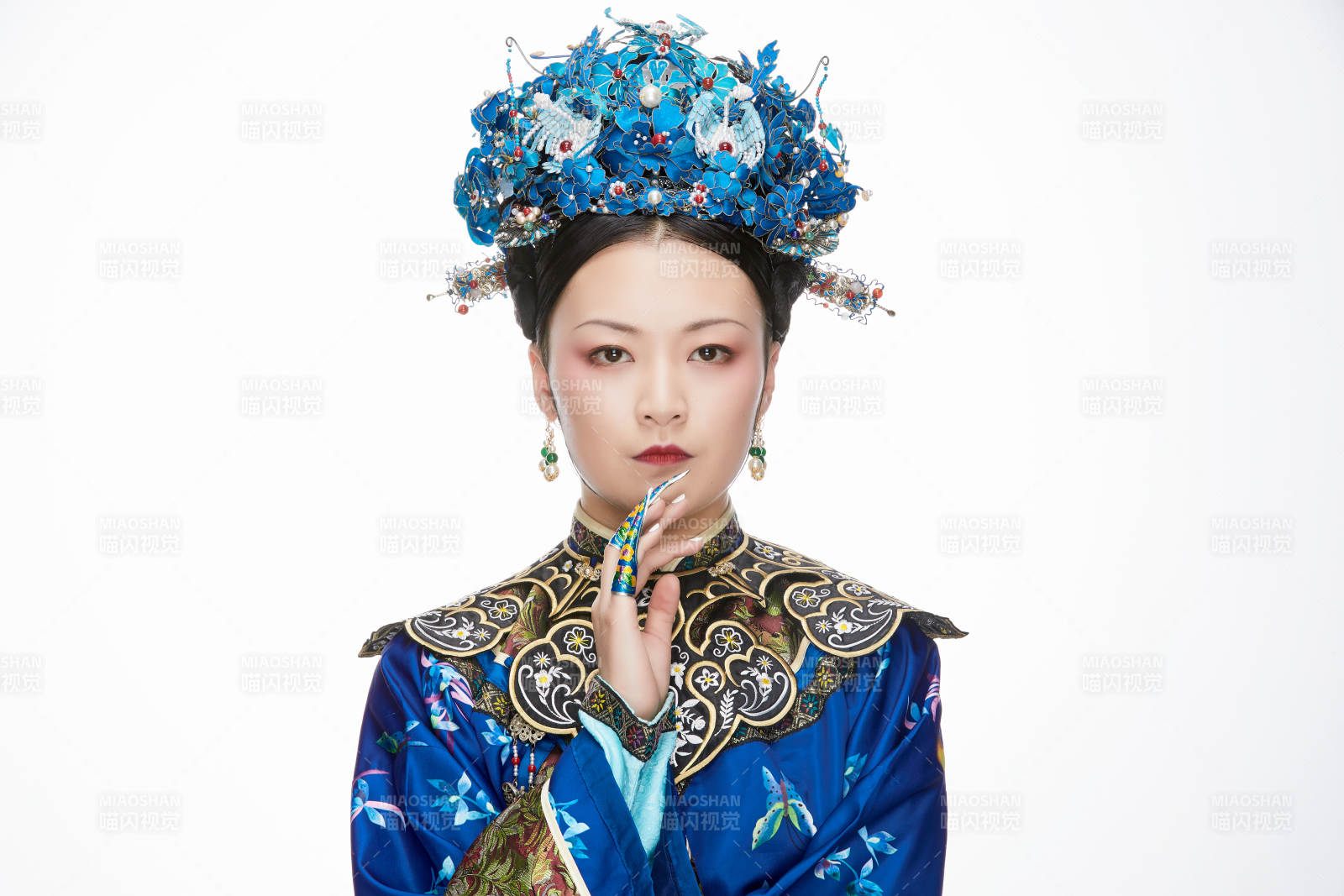 白色背景下的清代女性古装造型清朝古装图片