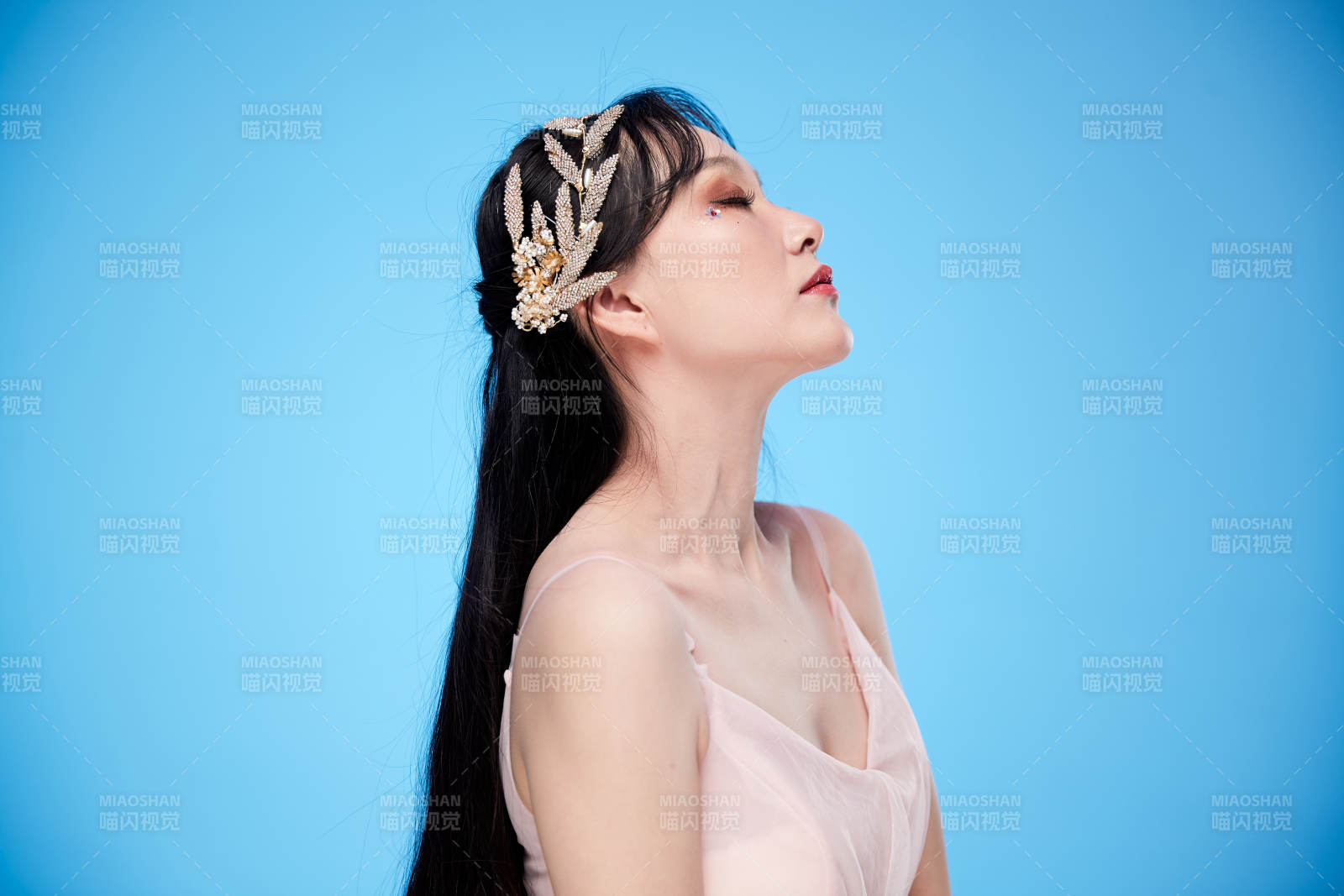 女性婚纱妆面图片