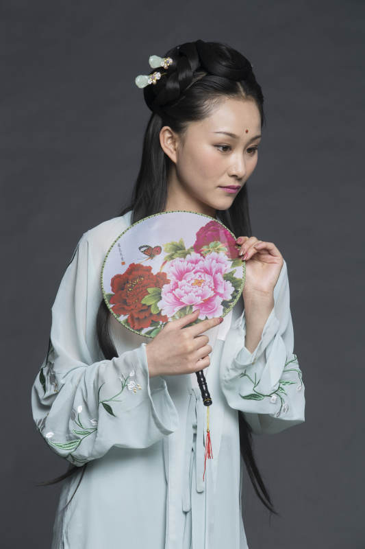 身穿古装的汉服女性人像汉服影棚拍摄图片