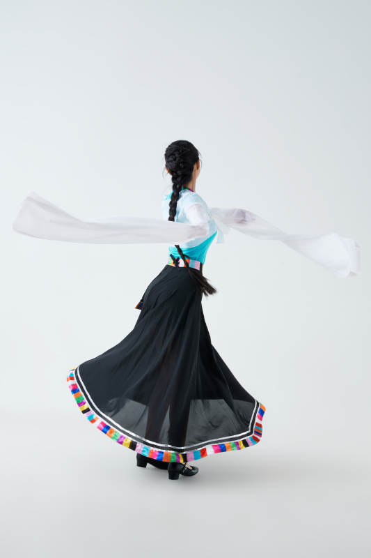 穿着藏族服饰跳着藏族舞蹈的少女图片