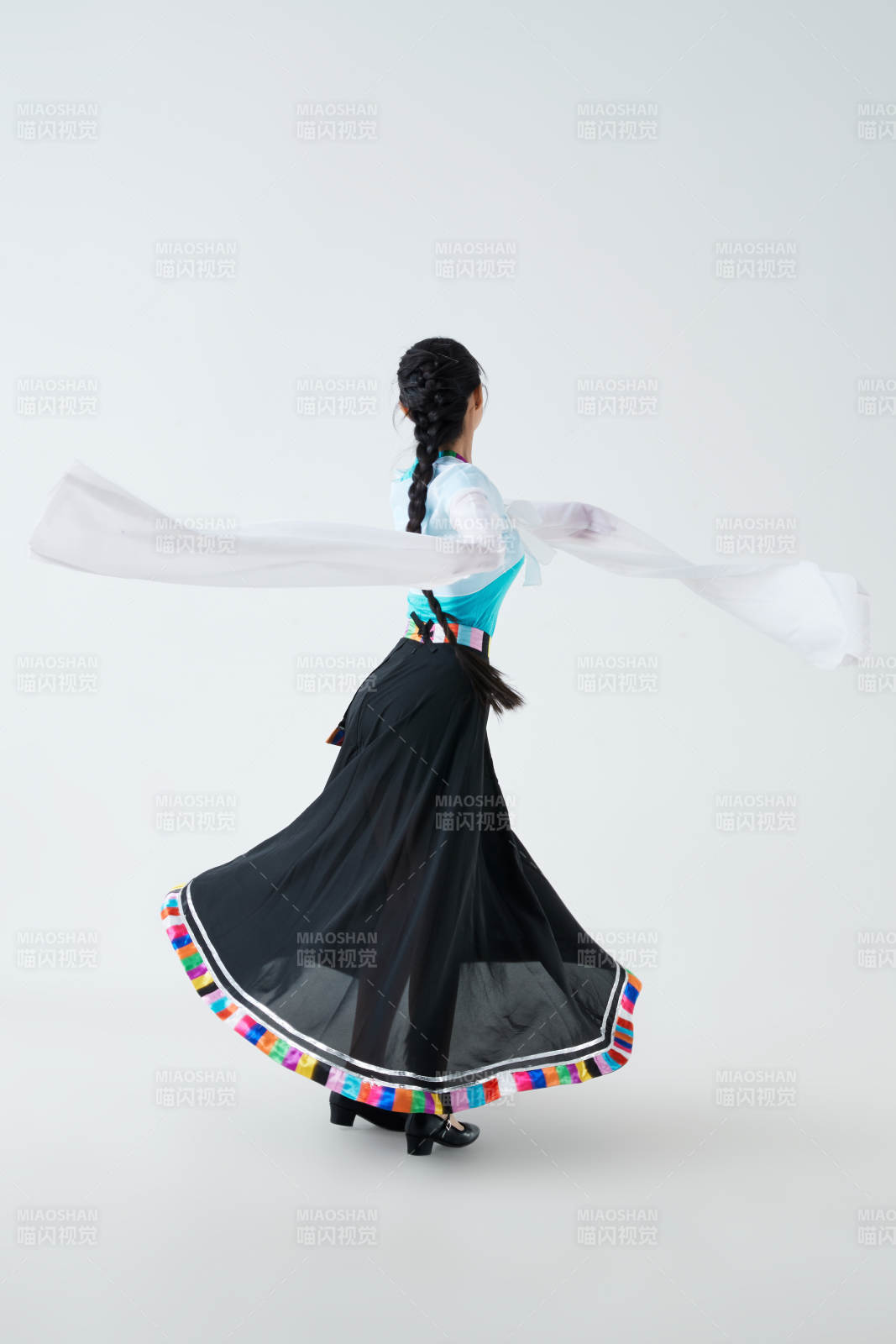 穿着藏族服饰跳着藏族舞蹈的少女图片