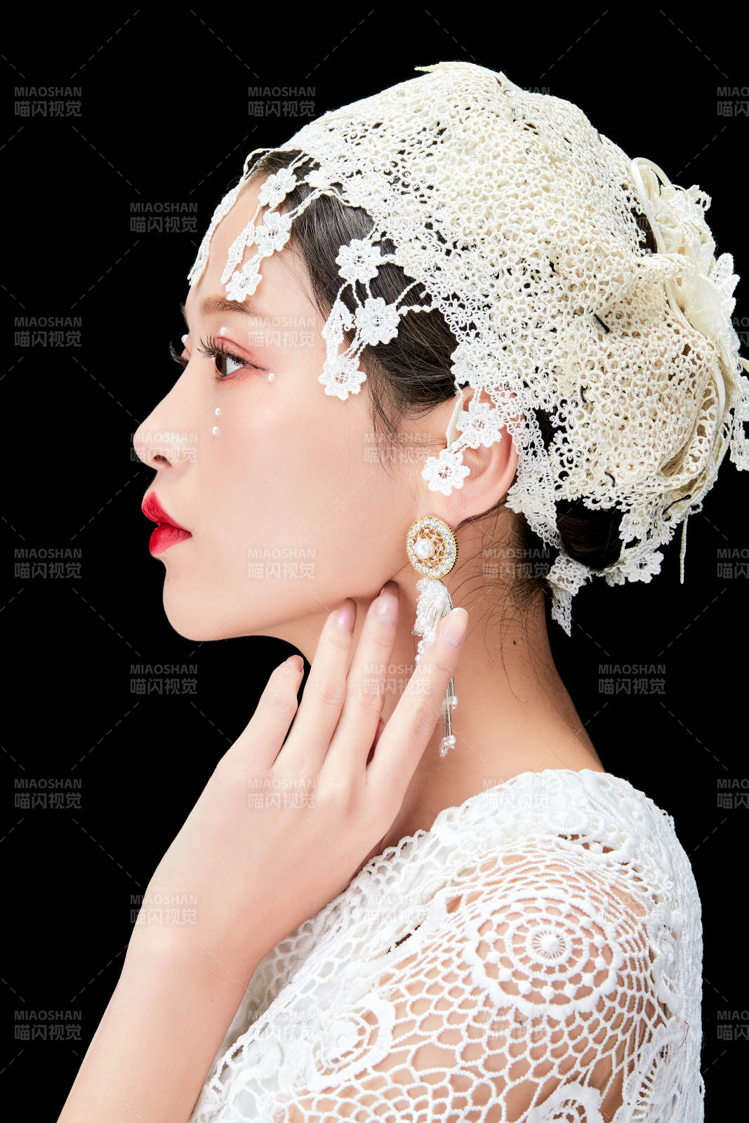 黑色背景下的美妆新娘彩妆人像图片