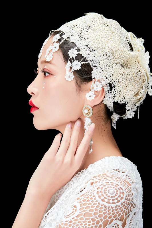 黑色背景下的美妆新娘彩妆人像图片