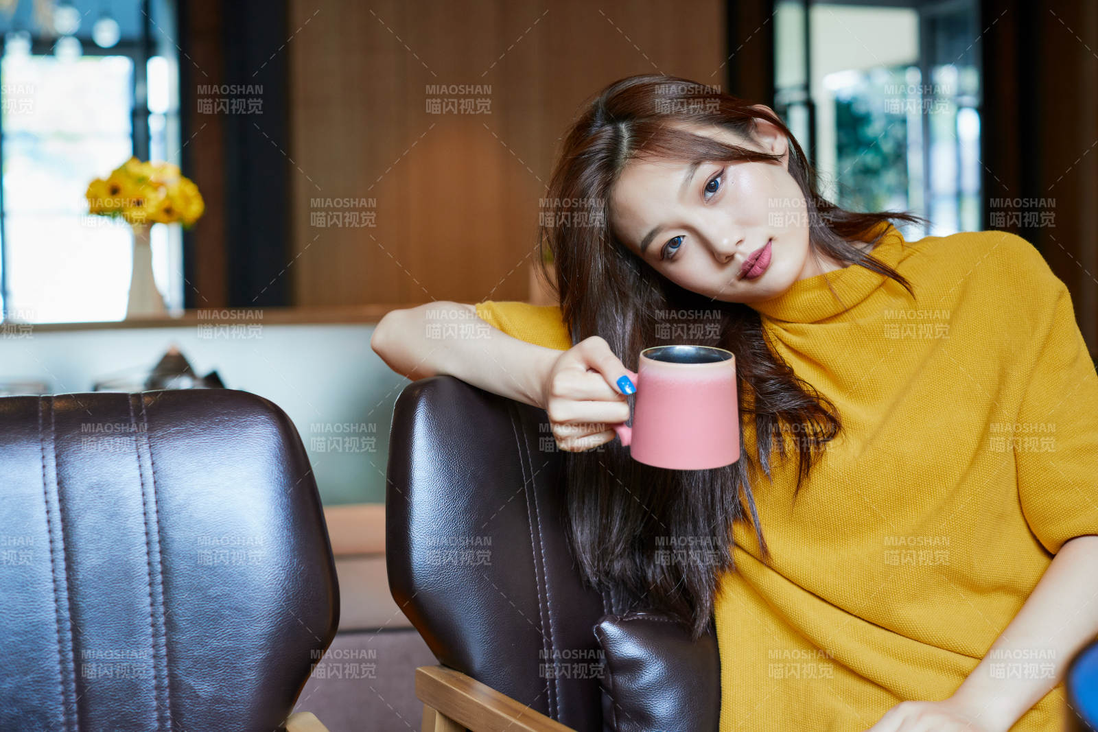 在图书咖啡馆阅读书籍的少女图片