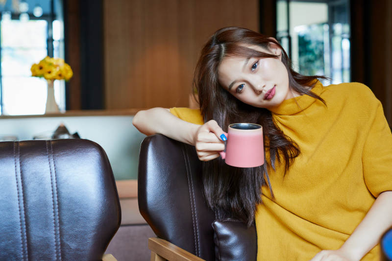 在图书咖啡馆阅读书籍的少女图片