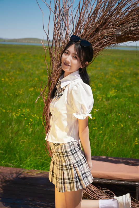 盛夏在草原湿地公园游玩的姑娘图片