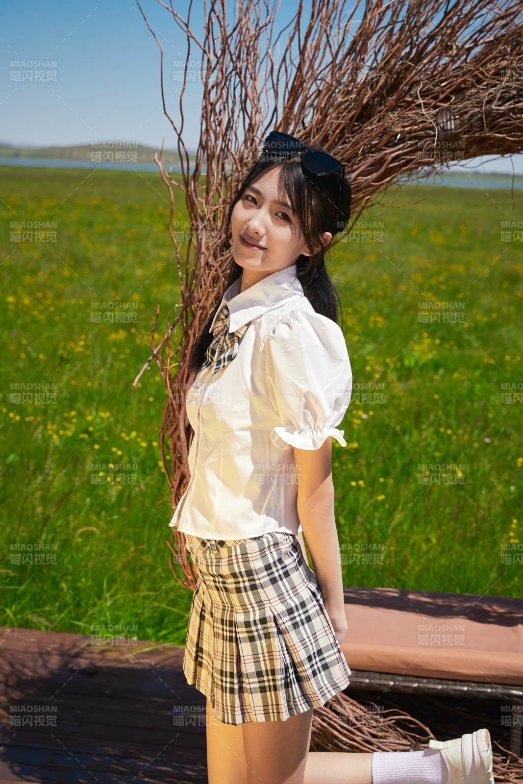 盛夏在草原湿地公园游玩的姑娘图片