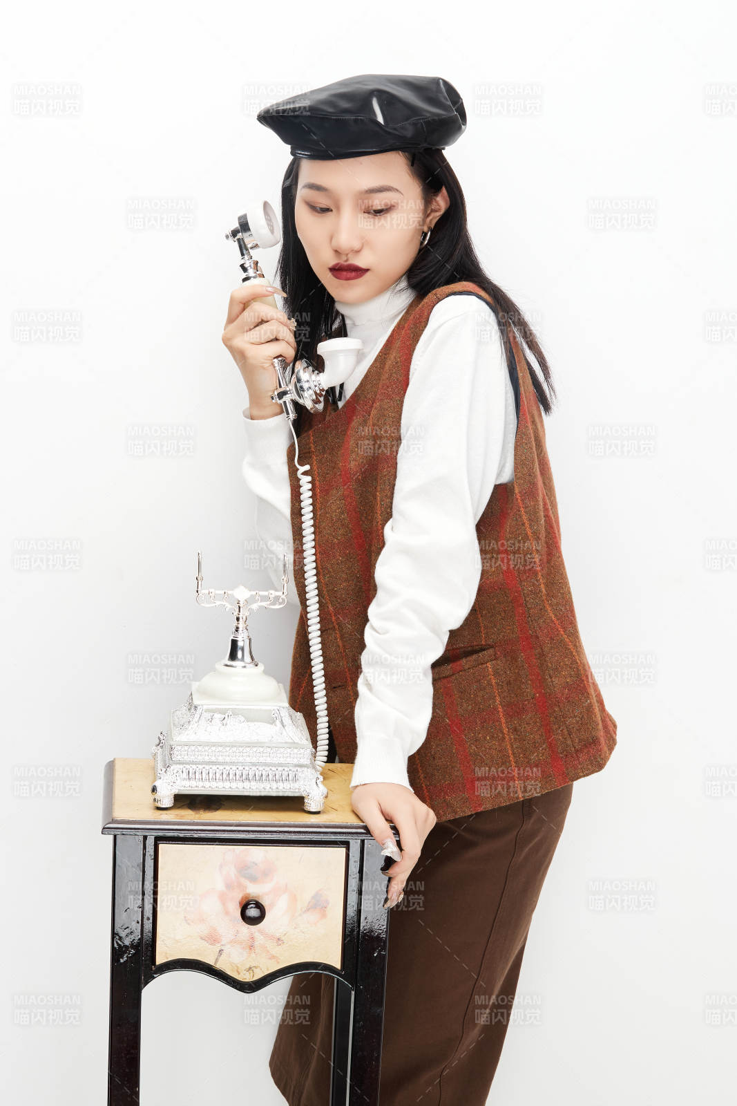 身穿复古服装的亚洲少女人像图片