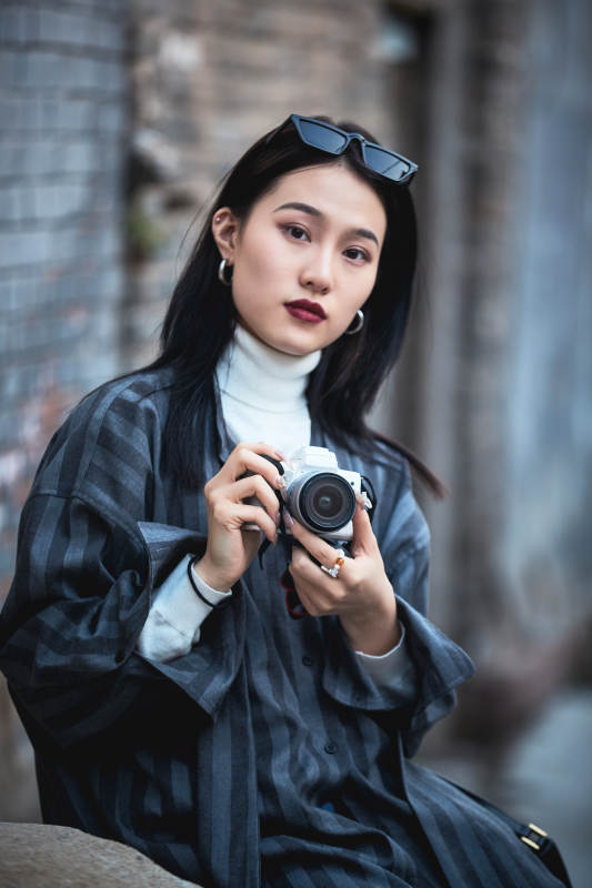 手持相机拍摄的港风少女图片