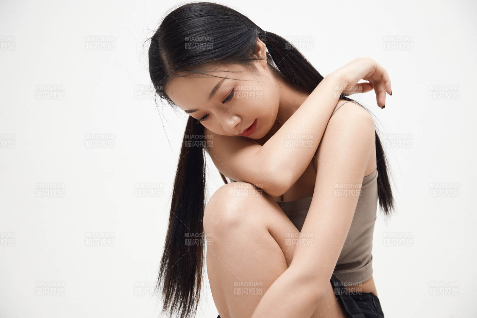 白色背景下的美丽可爱大学生图片