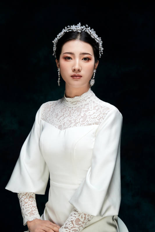 黑色背景下的女性复古婚纱妆面图片