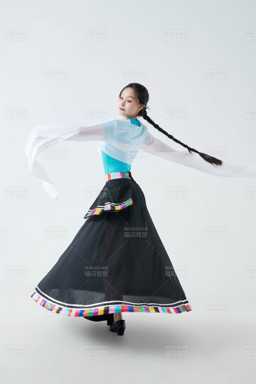 穿着藏族服饰跳着藏族舞蹈的少女图片