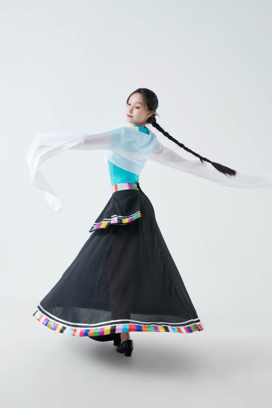 穿着藏族服饰跳着藏族舞蹈的少女图片