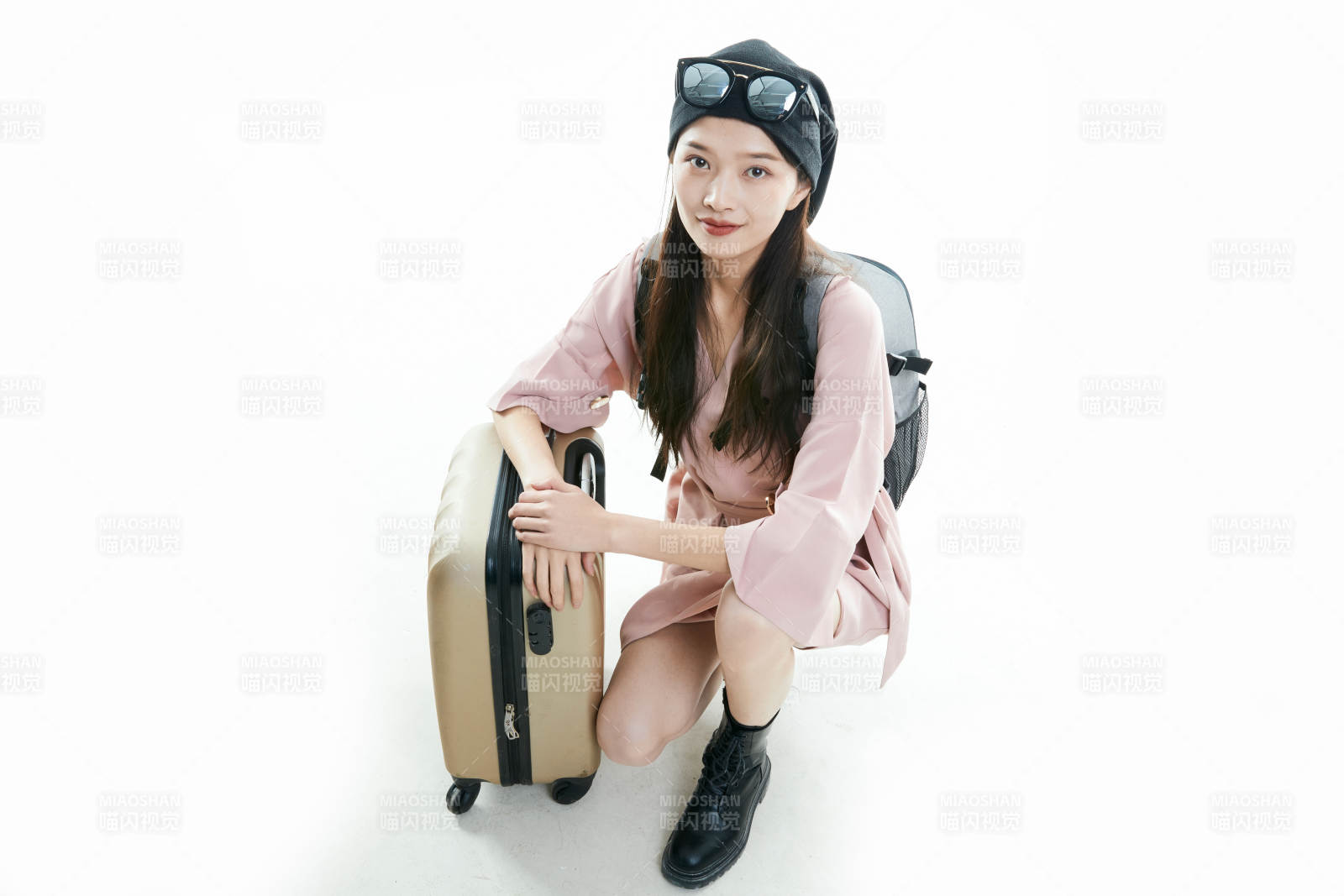 白色背景下准备出发旅行的美丽东方女大学生图片