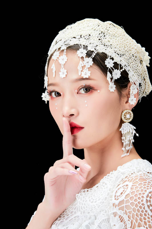 黑色背景下的美妆新娘彩妆人像图片