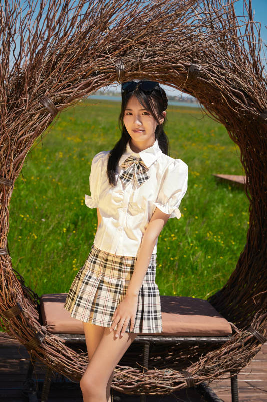 盛夏在草原湿地公园游玩的姑娘图片