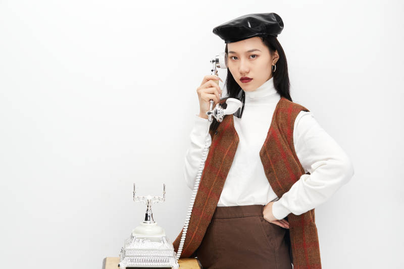 身穿复古服装的亚洲少女人像图片