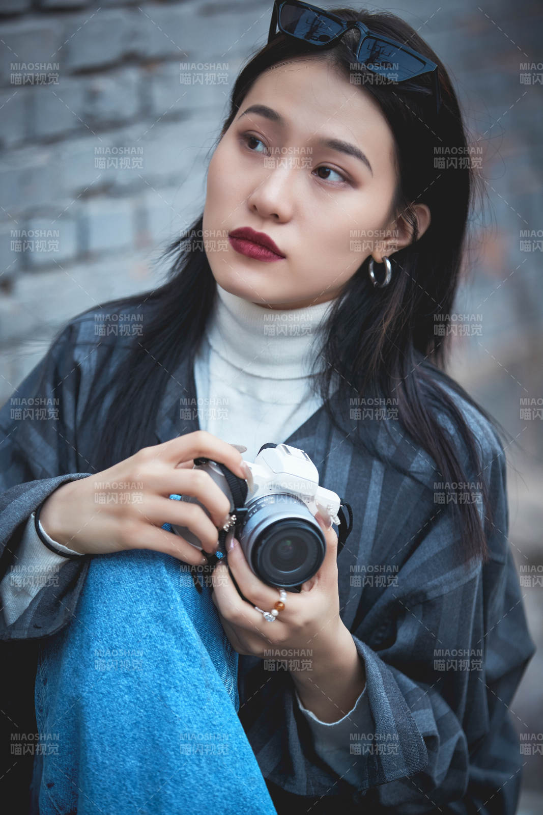 手持相机拍摄的港风少女图片