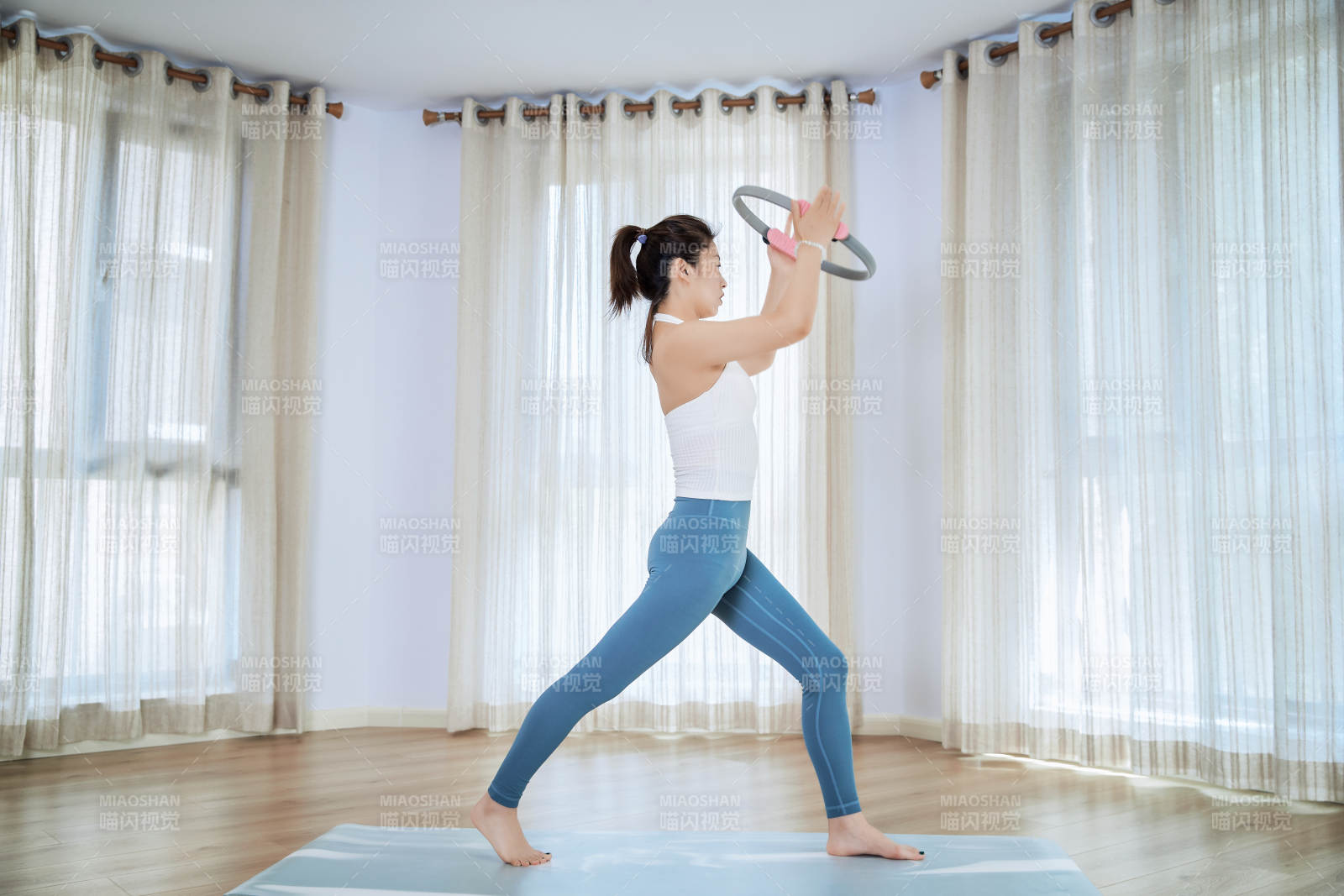 做瑜伽动作的亚洲年轻女性图片