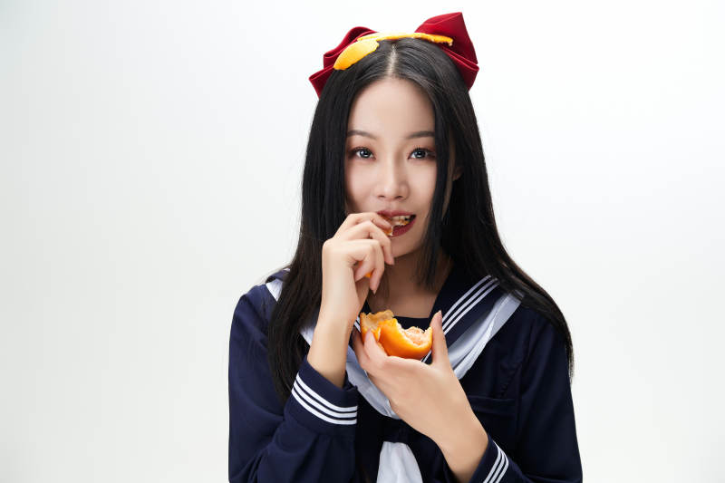 吃水果的亚洲东方长发少女图片