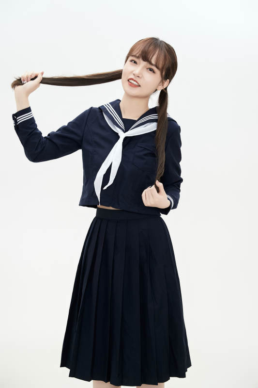身穿日系高中制服的美丽少女图片