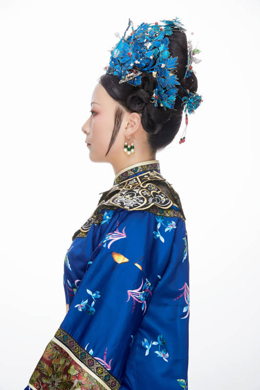 白色背景下的清代女性古装造型清朝古装图片