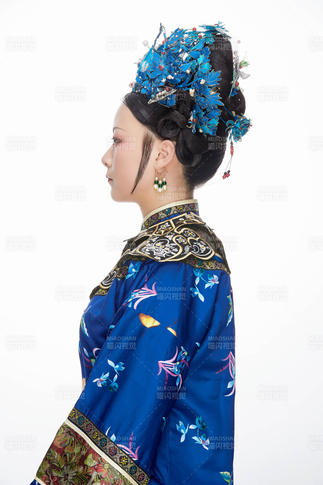 白色背景下的清代女性古装造型清朝古装图片