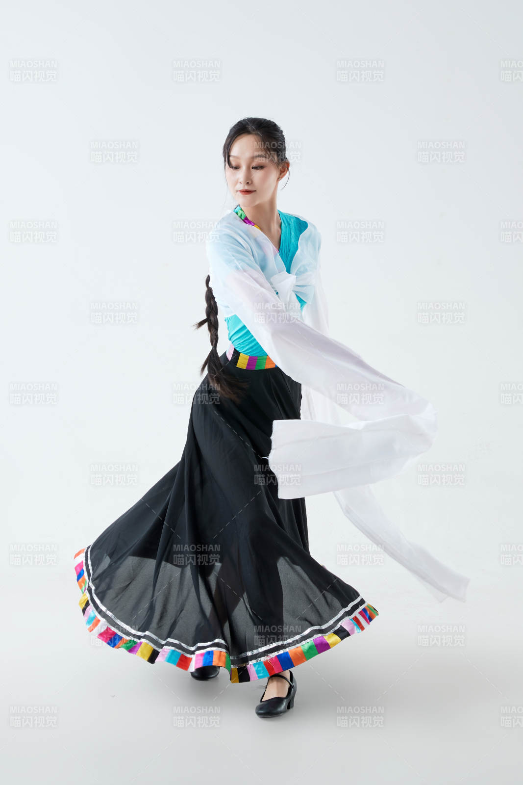 穿着藏族服饰跳着藏族舞蹈的少女图片