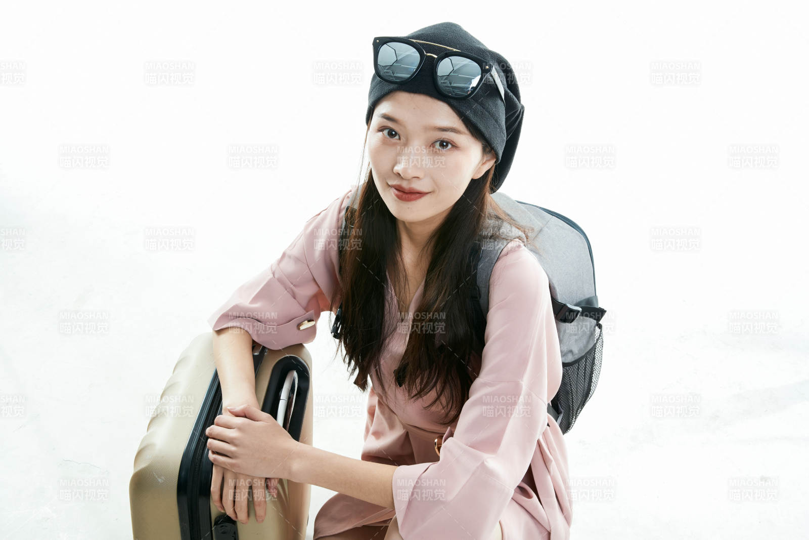 白色背景下准备出发旅行的美丽东方女大学生图片