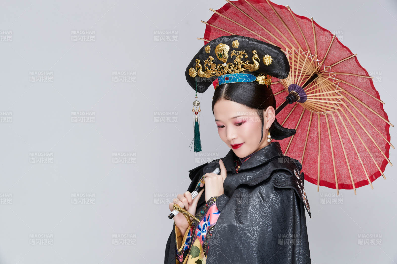 白色背景下的清代女性古装造型清朝古装图片