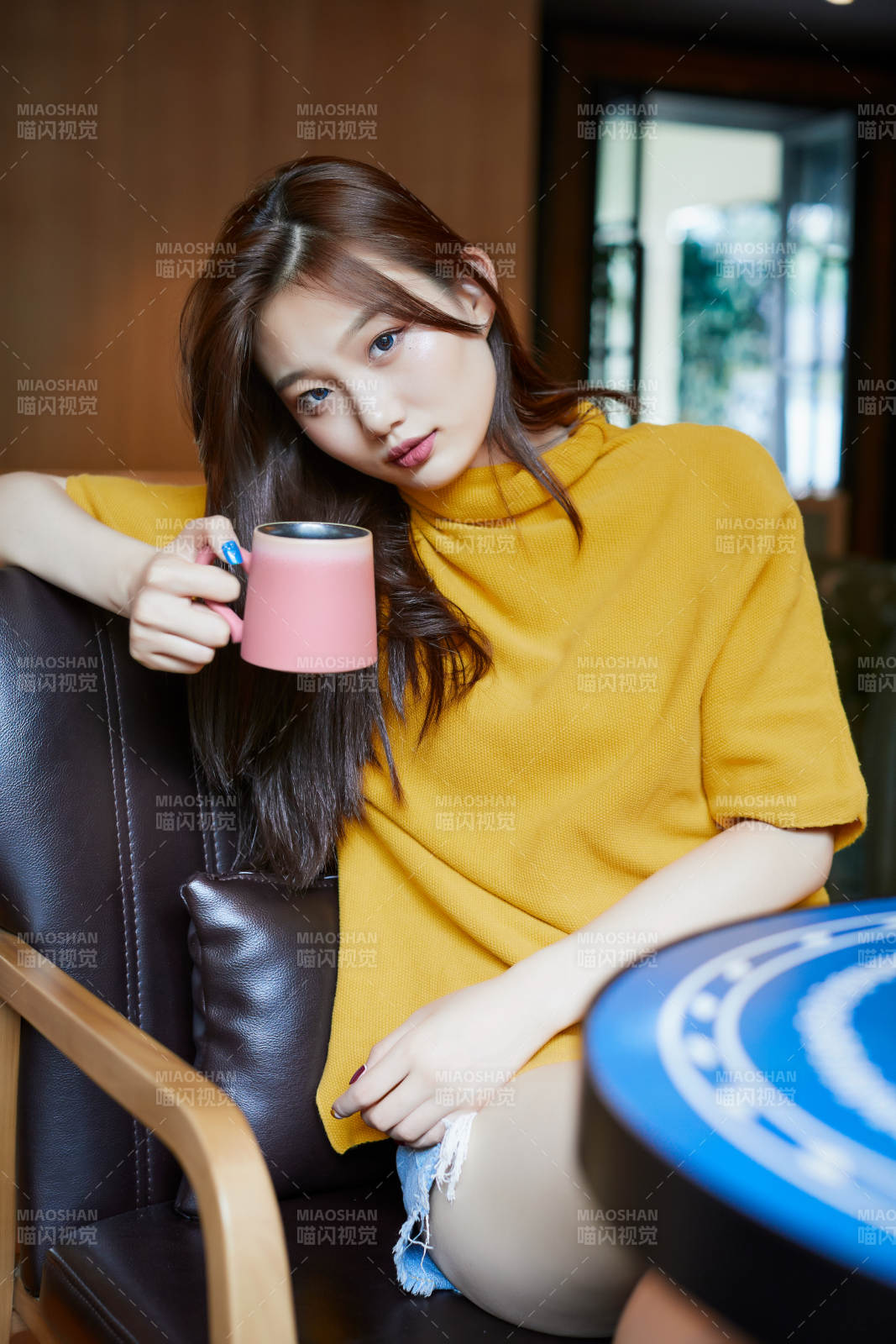 在图书咖啡馆阅读书籍的少女图片