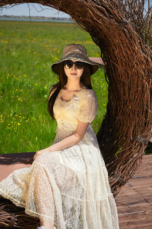 盛夏在草原湿地公园游玩的姑娘图片